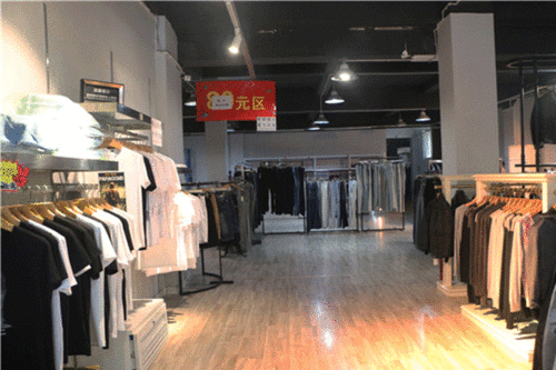 外套免費(fèi)送 樂山這家品牌服裝工廠店虧損大甩賣 全場(chǎng)10元起...搶瘋了